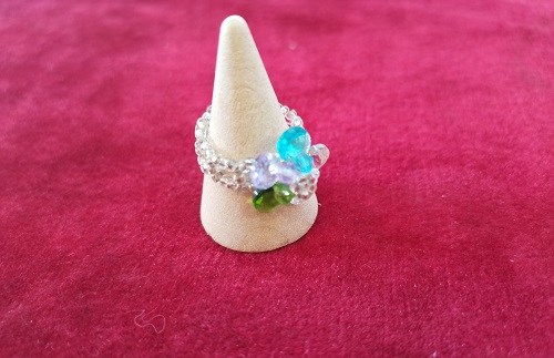 7月1日，附近有沒有兼職手工活,開手工加工廠，農(nóng)村手工加工副業(yè)靈活就業(yè)，誠信是手工之家手工事業(yè)不斷發(fā)展的源動力，圖為串珠米珠繡純手工產(chǎn)品剪影