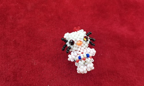 7月3日，外發(fā)手工活接單平臺(tái)，手工活兼職招聘信息，靈活就業(yè)好副業(yè)，開手工加工廠，在手工之家通過加工銷售掙錢的人越來越多，圖為串珠米珠繡純手工產(chǎn)品剪影