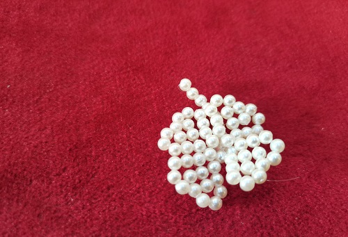 7月4日，在家里就能賺錢的工作，開手工加工廠，居家手工靈活就業(yè)創(chuàng)業(yè)，手工之家的創(chuàng)新讓產品更有市場，圖為串珠米珠繡純手工產品剪影