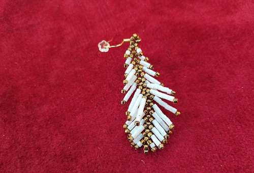 7月4日，在家里就能賺錢的工作，開手工加工廠，居家手工靈活就業(yè)創(chuàng)業(yè)，手工之家的創(chuàng)新讓產品更有市場，圖為串珠米珠繡純手工產品剪影