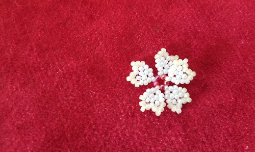 7月4日，在家里就能賺錢的工作，開手工加工廠，居家手工靈活就業(yè)創(chuàng)業(yè)，手工之家的創(chuàng)新讓產品更有市場，圖為串珠米珠繡純手工產品剪影