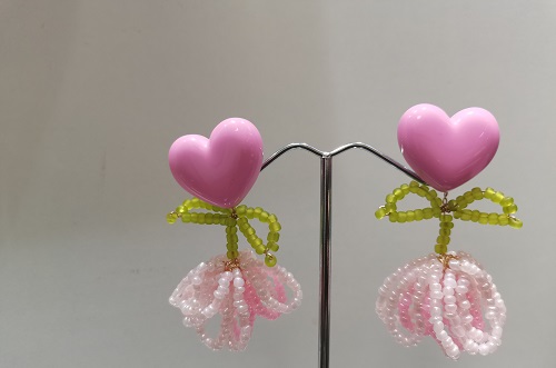 7月5日，手工活外發(fā)加工正規(guī)的廠家，開手工加工廠，拿回家做的手工活，大家與手工之家一起努力、一起收獲成長，圖為串珠米珠繡純手工產(chǎn)品剪影