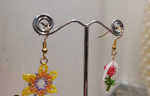 7月5日，手工活外發(fā)加工正規(guī)的廠家，開手工加工廠，拿回家做的手工活，大家與手工之家一起努力、一起收獲成長，圖為串珠米珠繡純手工產(chǎn)品剪影