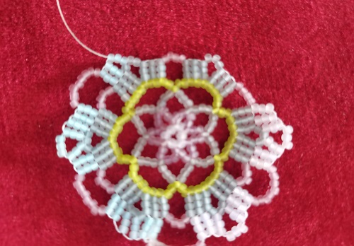 7月6日，在家做的手工靈活就業(yè)，手工兼職的正規(guī)網(wǎng)站，開手工加工廠，在手工之家，服務(wù)好、選擇多，圖為串珠米珠繡純手工產(chǎn)品剪影