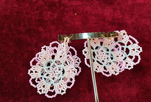 7月6日，在家做的手工靈活就業(yè)，手工兼職的正規(guī)網(wǎng)站，開手工加工廠，在手工之家，服務(wù)好、選擇多，圖為串珠米珠繡純手工產(chǎn)品剪影