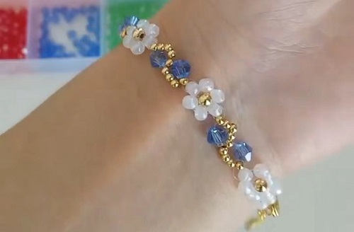 7月7日，手工活外發(fā)加工正規(guī)廠家直接發(fā)貨，手工靈活就業(yè)好選擇，開手工加工廠，手工之家始終重視外發(fā)加工，圖為飾品類串珠手工產(chǎn)品剪影