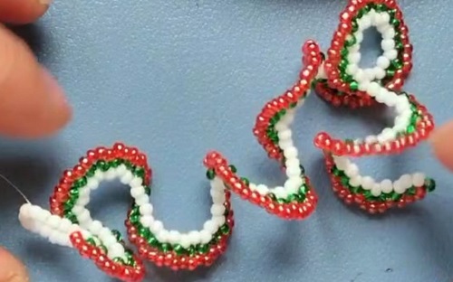 7月8日，在家怎么接手工活掙錢，在家做兼職的正規(guī)平臺(tái)，開手工加工廠，在手工之家，產(chǎn)品銷售讓純手工事業(yè)發(fā)展更好，圖為串珠米珠繡純手工產(chǎn)品剪影