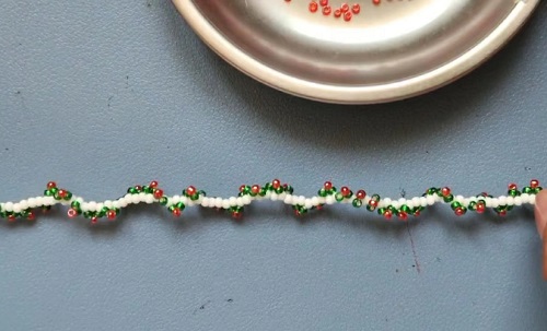 7月8日，在家怎么接手工活掙錢，在家做兼職的正規(guī)平臺(tái)，開手工加工廠，在手工之家，產(chǎn)品銷售讓純手工事業(yè)發(fā)展更好，圖為串珠米珠繡純手工產(chǎn)品剪影