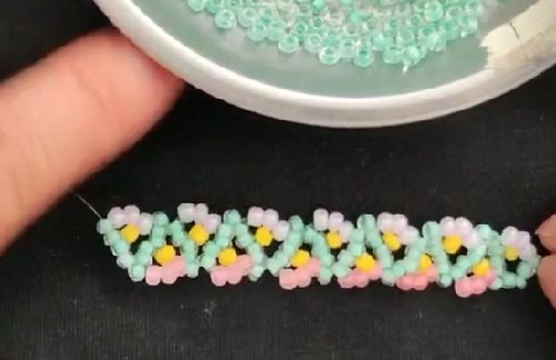 7月10日，兼職手工活可以帶回家做的，在家里做什么可以掙錢，開手工加工廠，手工之家對(duì)每一個(gè)合作人員公平、開放、真誠(chéng)，圖為串珠米珠繡純手工產(chǎn)品剪影