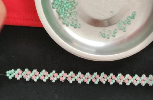 7月10日，兼職手工活可以帶回家做的，在家里做什么可以掙錢，開手工加工廠，手工之家對(duì)每一個(gè)合作人員公平、開放、真誠(chéng)，圖為串珠米珠繡純手工產(chǎn)品剪影