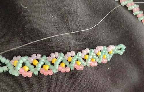 7月10日，兼職手工活可以帶回家做的，在家里做什么可以掙錢，開手工加工廠，手工之家對(duì)每一個(gè)合作人員公平、開放、真誠(chéng)，圖為串珠米珠繡純手工產(chǎn)品剪影