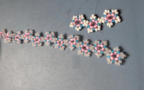 7月11日，手工活接單平臺，居家靈活就業(yè)好副業(yè)，開手工加工廠，在手工之家，努力勤奮就有好收獲，圖為串珠米珠繡純手工產(chǎn)品剪影