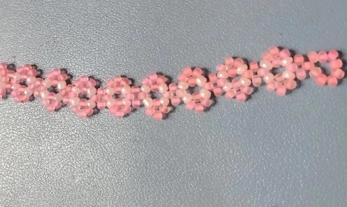 7月11日，手工活接單平臺，居家靈活就業(yè)好副業(yè)，開手工加工廠，在手工之家，努力勤奮就有好收獲，圖為串珠米珠繡純手工產(chǎn)品剪影