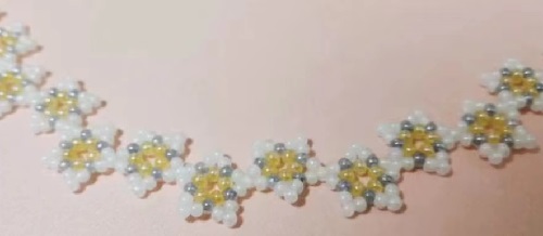 7月11日，手工活接單平臺，居家靈活就業(yè)好副業(yè)，開手工加工廠，在手工之家，努力勤奮就有好收獲，圖為串珠米珠繡純手工產(chǎn)品剪影