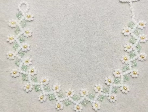 7月12日，在家做的手工活正規(guī)平臺，在家可以做的兼職工作，居家靈活就業(yè)好副業(yè)，開手工加工廠，手工之家純手工加工銷售讓合作人員收入很好，圖為串珠米珠繡手工產(chǎn)品剪影