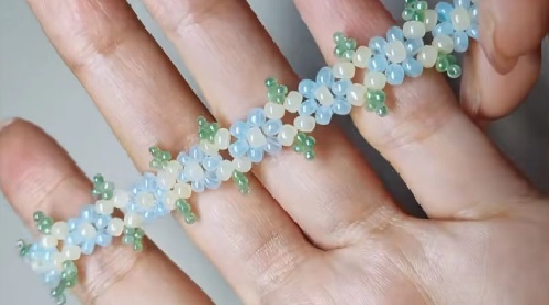 7月12日，在家做的手工活正規(guī)平臺，在家可以做的兼職工作，居家靈活就業(yè)好副業(yè)，開手工加工廠，手工之家純手工加工銷售讓合作人員收入很好，圖為串珠米珠繡手工產(chǎn)品剪影