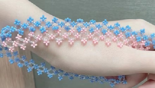 7月14日，在家能做的兼職正規(guī)，掙錢的副業(yè)，開手工加工廠，手工之家多方面的努力讓大家愿意合作，圖為串珠米珠繡純手工產(chǎn)品剪影