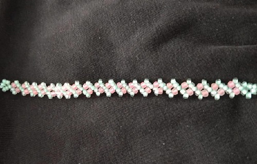 7月14日，在家能做的兼職正規(guī)，掙錢的副業(yè)，開手工加工廠，手工之家多方面的努力讓大家愿意合作，圖為串珠米珠繡純手工產(chǎn)品剪影