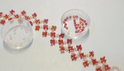 7月15日，外發(fā)手工活正規(guī)平臺，兼職手工在家可做，開手工加工廠，在手工之家，各種合作的服務(wù)都很好，圖為串珠米珠繡純手工產(chǎn)品剪影