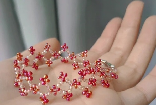 7月15日，外發(fā)手工活正規(guī)平臺，兼職手工在家可做，開手工加工廠，在手工之家，各種合作的服務(wù)都很好，圖為串珠米珠繡純手工產(chǎn)品剪影