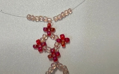 7月15日，外發(fā)手工活正規(guī)平臺，兼職手工在家可做，開手工加工廠，在手工之家，各種合作的服務(wù)都很好，圖為串珠米珠繡純手工產(chǎn)品剪影