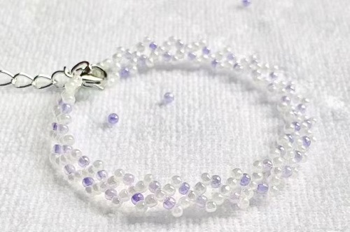 7月16日，在家可以做的兼職工作，在家手工靈活就業(yè)，開手工加工廠，與手工之家良好合作，因?yàn)檫@里加工銷售掙錢都放心，圖為串珠米珠繡純手工產(chǎn)品剪影