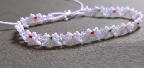 7月16日，在家可以做的兼職工作，在家手工靈活就業(yè)，開手工加工廠，與手工之家良好合作，因?yàn)檫@里加工銷售掙錢都放心，圖為串珠米珠繡純手工產(chǎn)品剪影