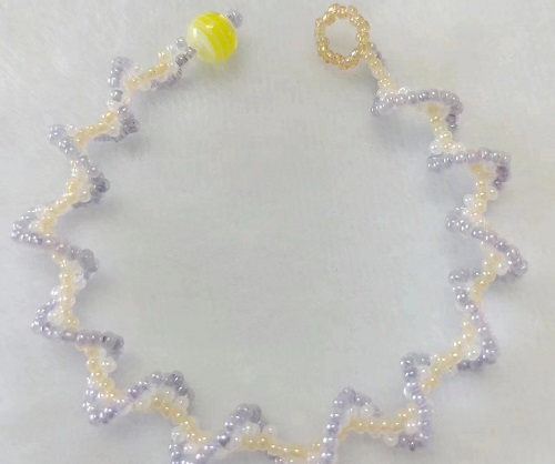 7月17日，兼職手工活可以帶回家做的，居家靈活就業(yè)好副業(yè)，開手工加工廠，在手工之家，選擇不同收入也不一樣，圖為串珠米珠繡純手工產(chǎn)品剪影