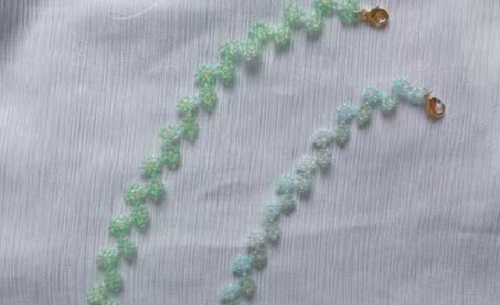 7月17日，兼職手工活可以帶回家做的，居家靈活就業(yè)好副業(yè)，開手工加工廠，在手工之家，選擇不同收入也不一樣，圖為串珠米珠繡純手工產(chǎn)品剪影