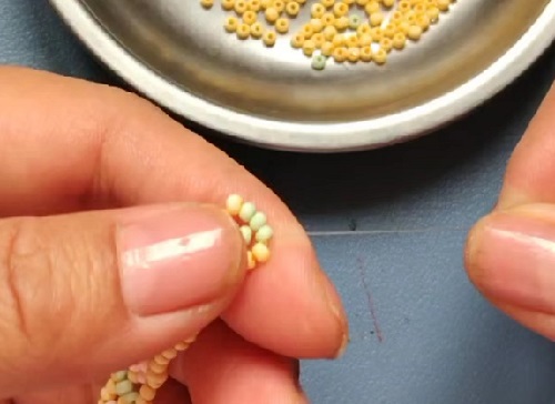 7月18日，在家兼職手工活，靈活就業(yè)創(chuàng)業(yè)手工副業(yè)，開手工加工廠，手工之家與合作人員一起成長收獲，圖為串珠米珠繡純手工產(chǎn)品剪影