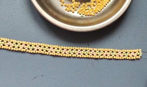 7月18日，在家兼職手工活，靈活就業(yè)創(chuàng)業(yè)手工副業(yè)，開手工加工廠，手工之家與合作人員一起成長收獲，圖為串珠米珠繡純手工產(chǎn)品剪影