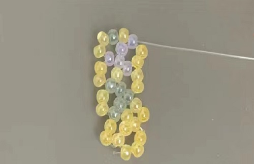 7月18日，在家兼職手工活，靈活就業(yè)創(chuàng)業(yè)手工副業(yè)，開手工加工廠，手工之家與合作人員一起成長收獲，圖為串珠米珠繡純手工產(chǎn)品剪影