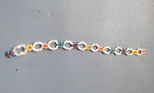 7月19日，附近有沒有兼職手工活，在家做的手工副業(yè)，開手工加工廠，做手工傳承官，在手工之家，每一種合作都有成熟的服務(wù)和支持，圖為串珠米珠繡純手工產(chǎn)品剪影