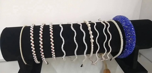 7月21日，在家做的手工活正規(guī)平臺(tái)，靈活就業(yè)好選擇，開手工加工廠，做手工傳承官，在手工之家，因?yàn)樾湃嗡匀σ愿?，圖為串珠米珠繡純手工產(chǎn)品剪影