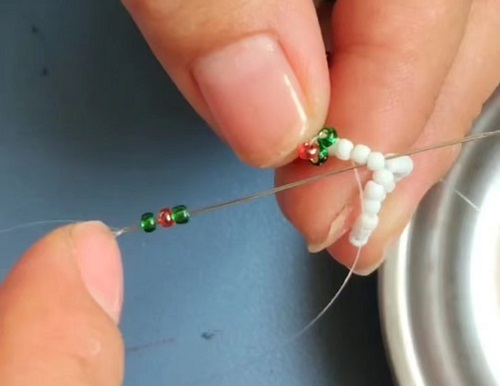 7月22日，手工活兼職是真的嗎？居家專兼職的好副業(yè)，做手工傳承官，開手工加工廠，在手工之家，成績和榮譽(yù)都是大家的，圖為串珠米珠繡純手工加工剪影