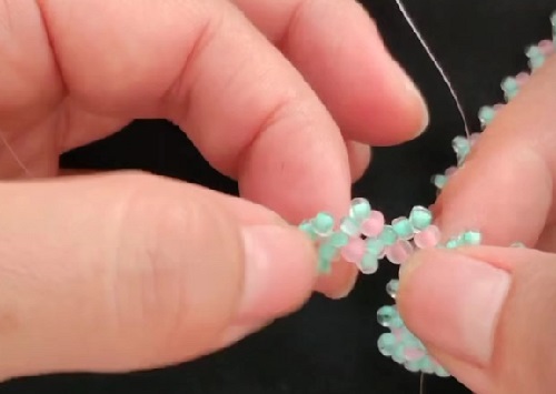 7月22日，手工活兼職是真的嗎？居家專兼職的好副業(yè)，做手工傳承官，開手工加工廠，在手工之家，成績和榮譽(yù)都是大家的，圖為串珠米珠繡純手工加工剪影