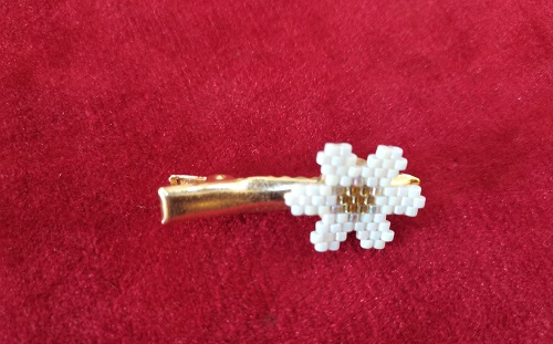 7月23日，在家兼職手工活，帶回家做的手工項目，做手工傳承官，合作長期穩(wěn)定，因為手工之家和手工事業(yè)一直在創(chuàng)新發(fā)展，圖為串珠米珠繡純手工產品剪影