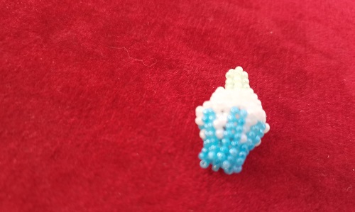 7月24日，手工活拿回家做，靈活就業(yè)居家掙錢(qián)，做手工傳承官，與手工之家合作，加工銷(xiāo)售都好做、都掙錢(qián)，圖為串珠米珠繡純手工產(chǎn)品剪影