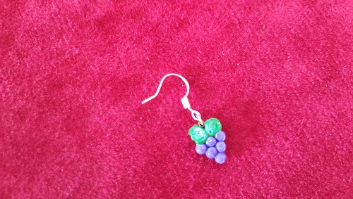 7月24日，手工活拿回家做，靈活就業(yè)居家掙錢(qián)，做手工傳承官，與手工之家合作，加工銷(xiāo)售都好做、都掙錢(qián)，圖為串珠米珠繡純手工產(chǎn)品剪影