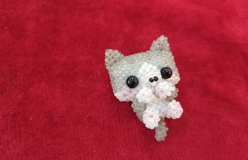 7月25日，在家可以做的工作，拿回家做的手工項(xiàng)目，做手工傳承官，與手工之家合作，因?yàn)榭春眠@里、相信這里，圖為串珠米珠繡純手工產(chǎn)品剪影