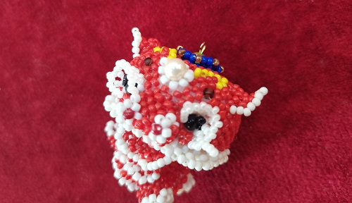 7月25日，在家可以做的工作，拿回家做的手工項(xiàng)目，做手工傳承官，與手工之家合作，因?yàn)榭春眠@里、相信這里，圖為串珠米珠繡純手工產(chǎn)品剪影