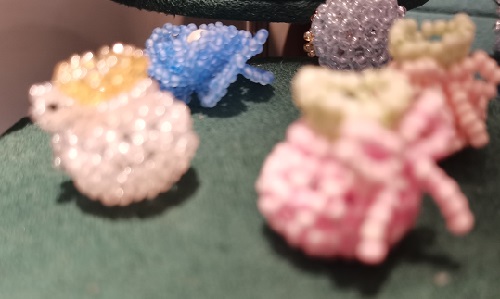 7月26日，手工活接單正規(guī)平臺，可靠的串珠手工創(chuàng)業(yè)項目，做手工傳承官，在手工之家，付出越多、收入才能越多，圖為串珠米珠繡純手工產(chǎn)品剪影