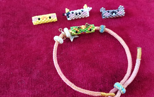 7月27日，可在家做的兼職手工活，在家做串珠手工掙錢，做手工傳承官，在手工之家掙錢，要堅(jiān)持做好這四點(diǎn)，圖為串珠米珠繡純手工產(chǎn)品剪影