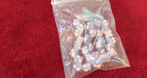 7月27日，可在家做的兼職手工活，在家做串珠手工掙錢，做手工傳承官，在手工之家掙錢，要堅(jiān)持做好這四點(diǎn)，圖為串珠米珠繡純手工產(chǎn)品剪影