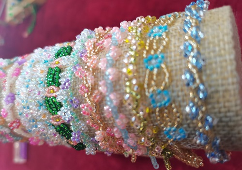 7月28日，外發(fā)手工領(lǐng)回家做，靈活就業(yè)好副業(yè)，做手工傳承官，與手工之家合作，線上線下都會讓大家了解清楚，圖為串珠米珠繡純手工產(chǎn)品剪影