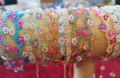 7月28日，外發(fā)手工領(lǐng)回家做，靈活就業(yè)好副業(yè)，做手工傳承官，與手工之家合作，線上線下都會讓大家了解清楚，圖為串珠米珠繡純手工產(chǎn)品剪影