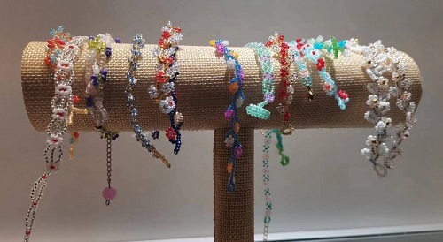 7月28日，外發(fā)手工領(lǐng)回家做，靈活就業(yè)好副業(yè)，做手工傳承官，與手工之家合作，線上線下都會讓大家了解清楚，圖為串珠米珠繡純手工產(chǎn)品剪影