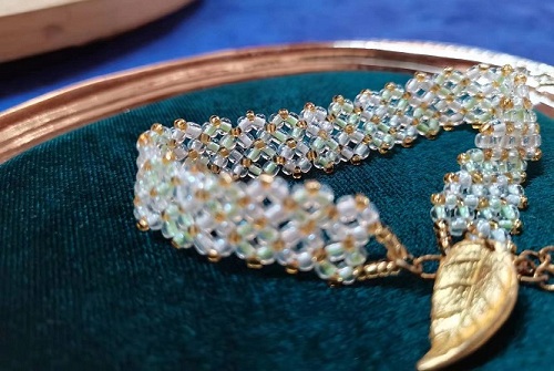 8月1日，手工活兼職招聘信息，正規(guī)可靠的手工項目，做手工傳承官，就業(yè)創(chuàng)業(yè)都可以，越來越多人選擇與手工之家合作，圖為串珠米珠繡純手工產品剪影