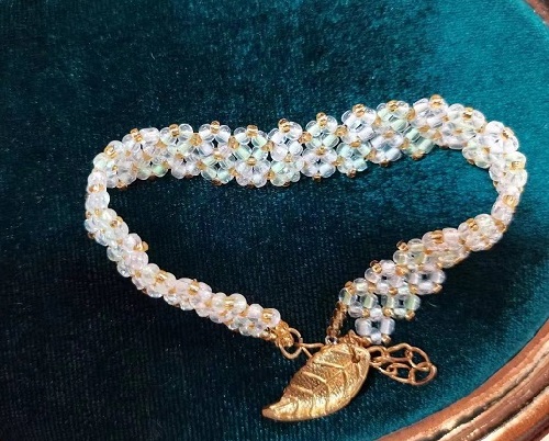 8月1日，手工活兼職招聘信息，正規(guī)可靠的手工項目，做手工傳承官，就業(yè)創(chuàng)業(yè)都可以，越來越多人選擇與手工之家合作，圖為串珠米珠繡純手工產品剪影