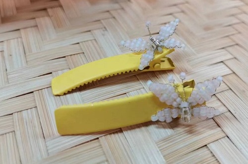 8月3日，家里干的手工活兼職，純手工加工項(xiàng)目，做手工傳承官，在手工之家，做得多，收入更好，圖為串珠米珠繡純手工產(chǎn)品剪影